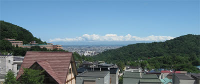 円山と旭山記念公園が望めます。